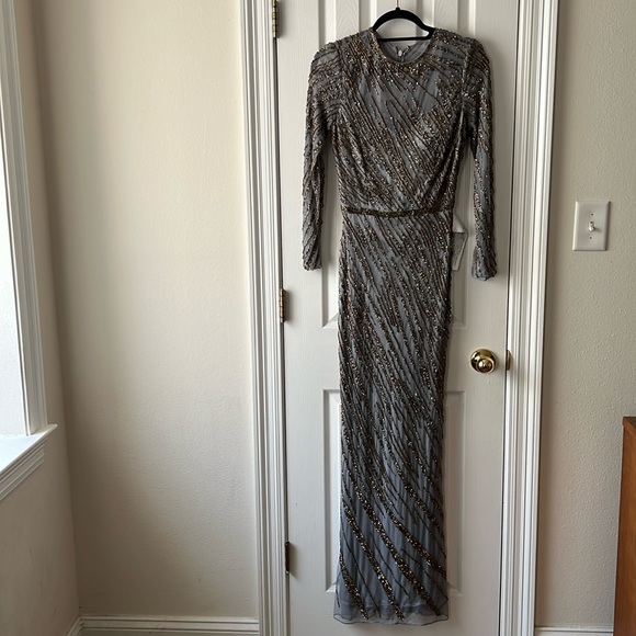 Mac Duggal Long Sleeve Beaded Column Gown in Platinum Size 4 - Picture 5 of 12